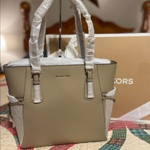 NWT. Michael Kors Voyager Crossgrain Leather Tote
